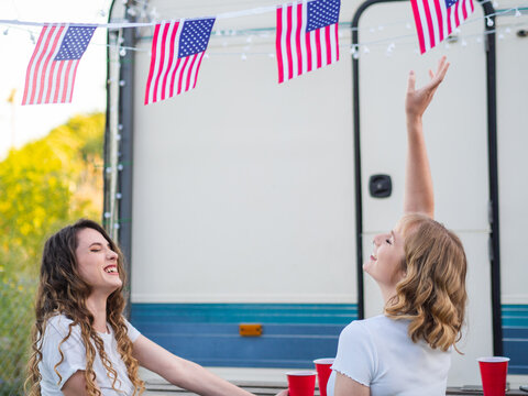 Dos mujeres guapas y jóvenes disfrutando de Día de la Independencia de los Estados Unidos
