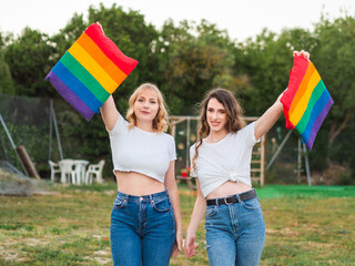 Pareja lesbiana celebrando el día del orgullo gay en el exterior