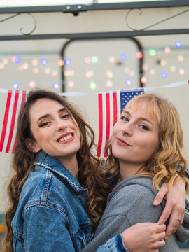Amigas celebrando el D&iacute;a de la Independencia de los Estados Unidos