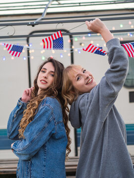 Amigas celebrando el D&iacute;a de la Independencia de los Estados Unidos