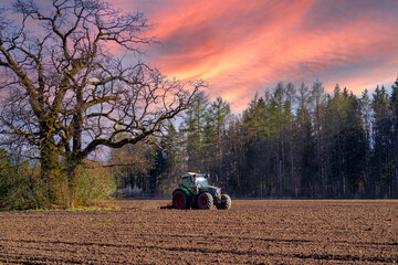 Landwirt mit Traktor bei der Feldarbeit, Bayern, Deutschland