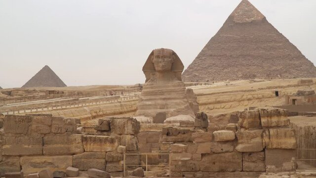 Great Sphinx of Giza, colossal limestone statue of a recumbent sphinx located in Giza, Egypt. It is one of Egypts most famous landmarks
