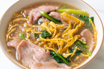 Crispy noodles with Pork in Gravy Sauce