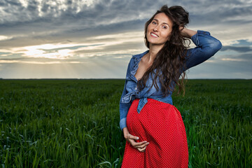 Obraz premium Pregnant woman in a wheat field