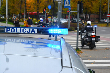 Policjant wydziału ruchu drogowego z motocyklem podczas kontroli miasta. 