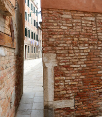 Fototapeta na wymiar very narrow passage between the houses of the city of Venice in Italy with the streets called CALLI