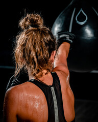 Mujer entrenando boxeo en un gimnasio