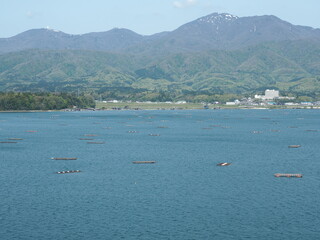 Obraz premium 佐渡島、加茂湖から見る残雪の金北山