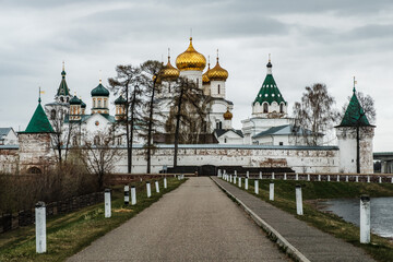 Fototapeta na wymiar View of the Ipatiev Monastery in Kostroma from the embankment