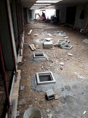 Lavori in corso al piano interrato nel cantiere edile