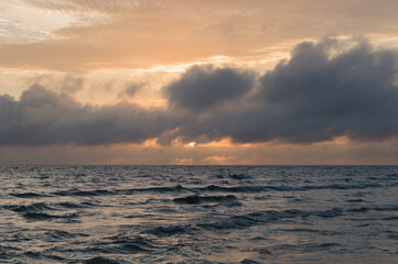 Fototapeta na wymiar 夕暮れの空と小さくうねり波の立つ海岸