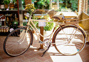 Linda Bicicleta antiga retro com banco de couro marrom.
