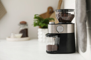 Modern coffee grinder on counter in kitchen - obrazy, fototapety, plakaty