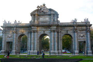 Obraz premium Madrid, Spain - October 25, 2020: The gate on Independence Square (Plaza Independencia)