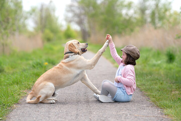 gib mir fünf - Kind und Hund