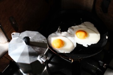 Ovine in a skillet and a geyser coffee maker