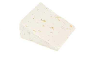 Morceau de feta en gros plan sur fond blanc