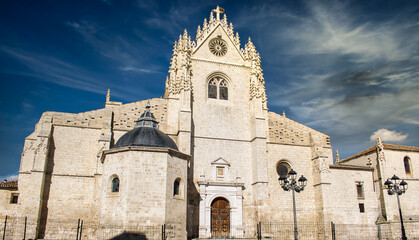 Fototapeta na wymiar Fachada occidental catedral de San Antolín de estilo gótico en la ciudad de Palencia, España