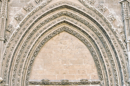 Detalle arco apuntado del Salvador o tambi&eacute;n llamado de los novios, de arquitectura g&oacute;tica con tres arquivoltas y t&iacute;mpano carente de ornamentaci&oacute;n en la catedral de Palencia, Espa&ntilde;a