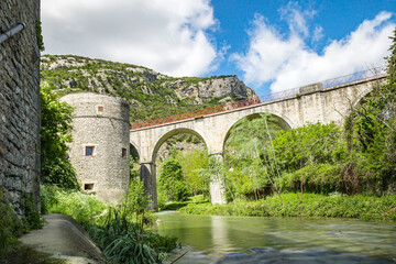 Vue sur le Vidourle, la montagne du Cengle et le Viaduc de Planque depuis Saint-Hippolyte-du-Fort (Occitanie, France)