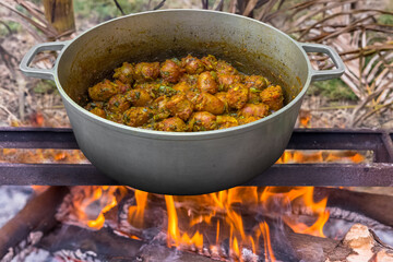 Rougail saucisses cuit au feu de bois, spécialité culinaire emblématique créole de l’île de la Réunion 