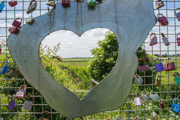 liebesschlösser an einem gitter auf der insel pellworm