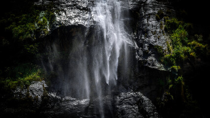 Obraz premium Stream of fresh water pouring down through the rocks in a tropical forest, natural beauty of the mother earth concept, Diyaluma falls in Koslanda, Badulla. the second-highest waterfall in Sri Lanka.