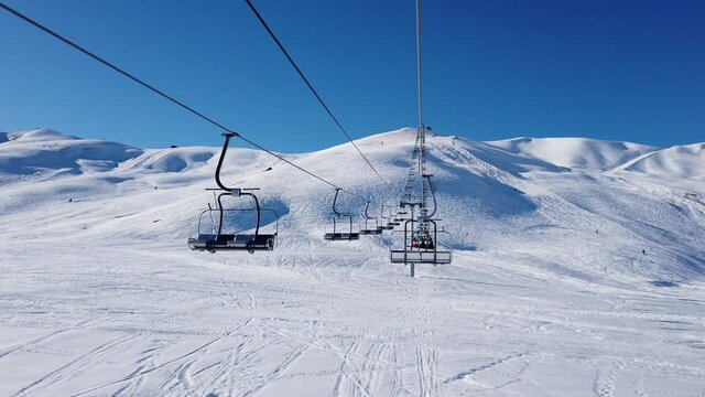 En hiver dans un telesiege sous le soleil
