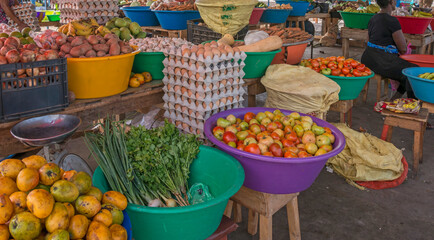 Fototapeta na wymiar Puestos de productos agrícolas en la plaza de la Estrella en la ciudad de Mindelo capital de la isla de San Vicente en Cabo Verde