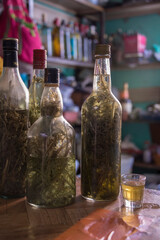 Botellas de grogue casero en el mercado de la ciudad de Mindelo, isla de San Vicente en Cabo Verde - obrazy, fototapety, plakaty