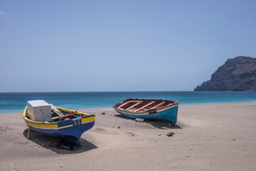Barcas de pesca varadas en la playa de San Pedro en la isla de San Vicente, Cabo Verde