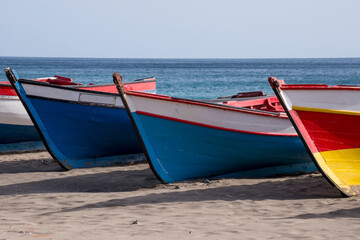 Barcas de pesca en la playa del pueblo pesquero de San Pedro en la isla de San Vicente, Cabo Verde