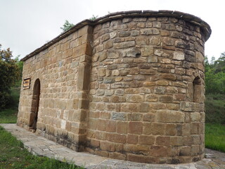 vista lateral de la ermita románica de santa eulalia de pomanyons, ´construida en piedra, siglo once, ábside semicircular, lérida, españa, europa