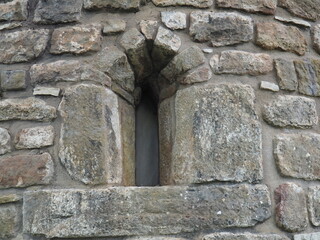 pequeña ventana con arco de medio punto, del ábside de la ermita de santa Eulalia de pomanyons, lérida, españa, europa