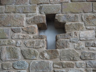 pequeña ventana en forma de cruz latina, en la ermita románica de santa eulalia de pomanyons, lérida, españa, europa