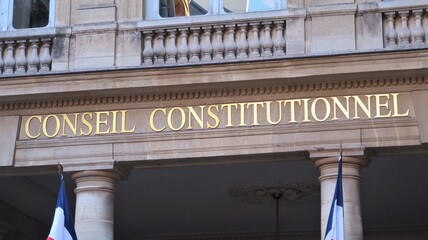 Façade du Conseil constitutionnel français au Palais-Royal à Paris, inscription en lettres...