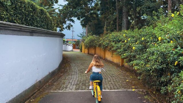 Mujer montando bicicleta por camino