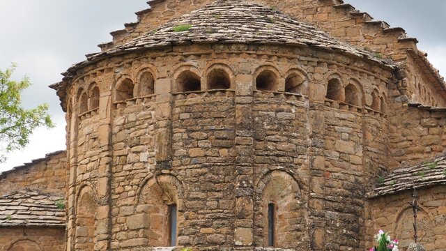 &aacute;bside mayor de la iglesia de Santa Mar&iacute;a de Palau de la baronia de rialb, detalles lombardos como las parejas de arcos ciegos de  medio punto entre frisos dentados, lesenes separando las ventanas 