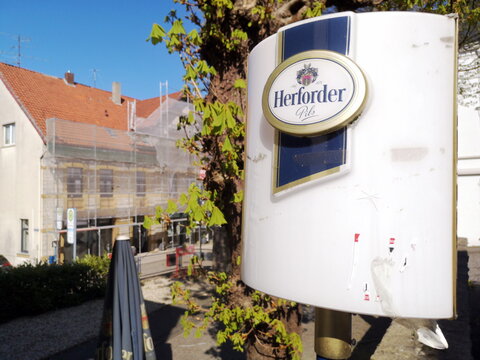 Altes Schild mit Aufschrift Herforder Pils am 217.04.2021 vor einer Gastst&auml;tte in der Altstadt von Oerlinghausen bei Bielefeld am Hermannsweg im Teutoburger Wald in Ostwestfalen-Lippe