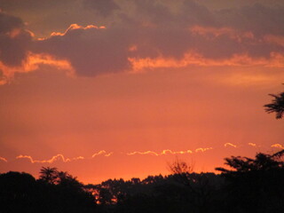 Por do sol ou nascer do sol, céu em vários tons