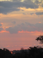 Por do sol ou nascer do sol, céu em vários tons