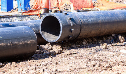 Laying large diameter plastic pipes