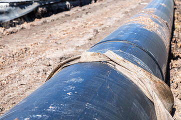 Laying large diameter plastic pipes