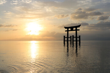湖畔に浮かぶ神社の鳥居2／日本の風景