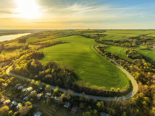 Felder, Bäume und Landstraße in wunderschöner ländlicher Region im Mansfelder Land am Süßen...