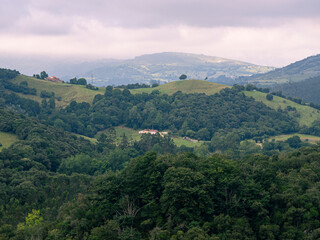 Fototapeta na wymiar Vistas de la montaña verde del Mirador del Collado en Cantabria, España, en el verano de 2020
