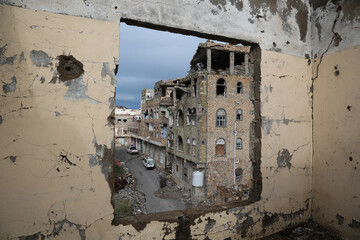  Houses destroyed due to the violent war in the city of Taiz, Yemen