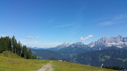 Der Dachstein mit leichten Schleierwolken .