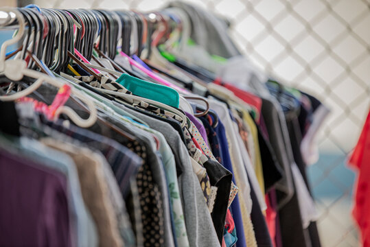 perchero de ropa usada para su venta 