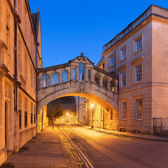 Hertford Bridge (Brug der Zuchten) in de schemering, Oxford, Engeland, UK.